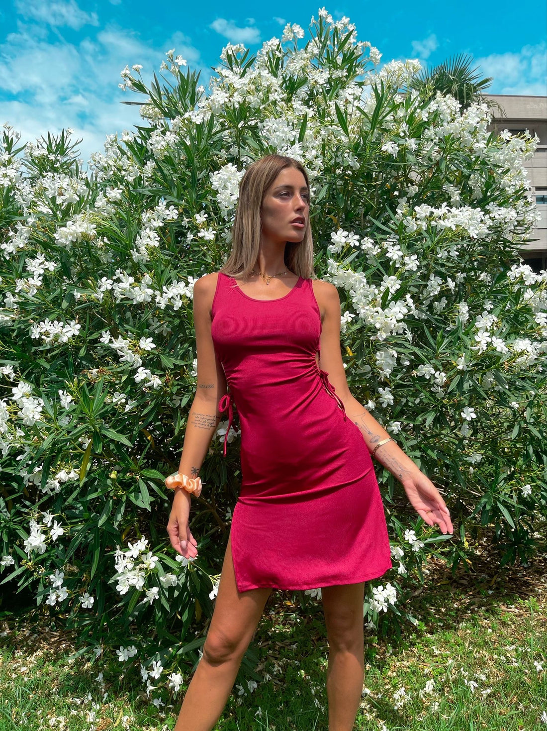 Abito aderente con arricciature bordeaux - R.a. Boutique 