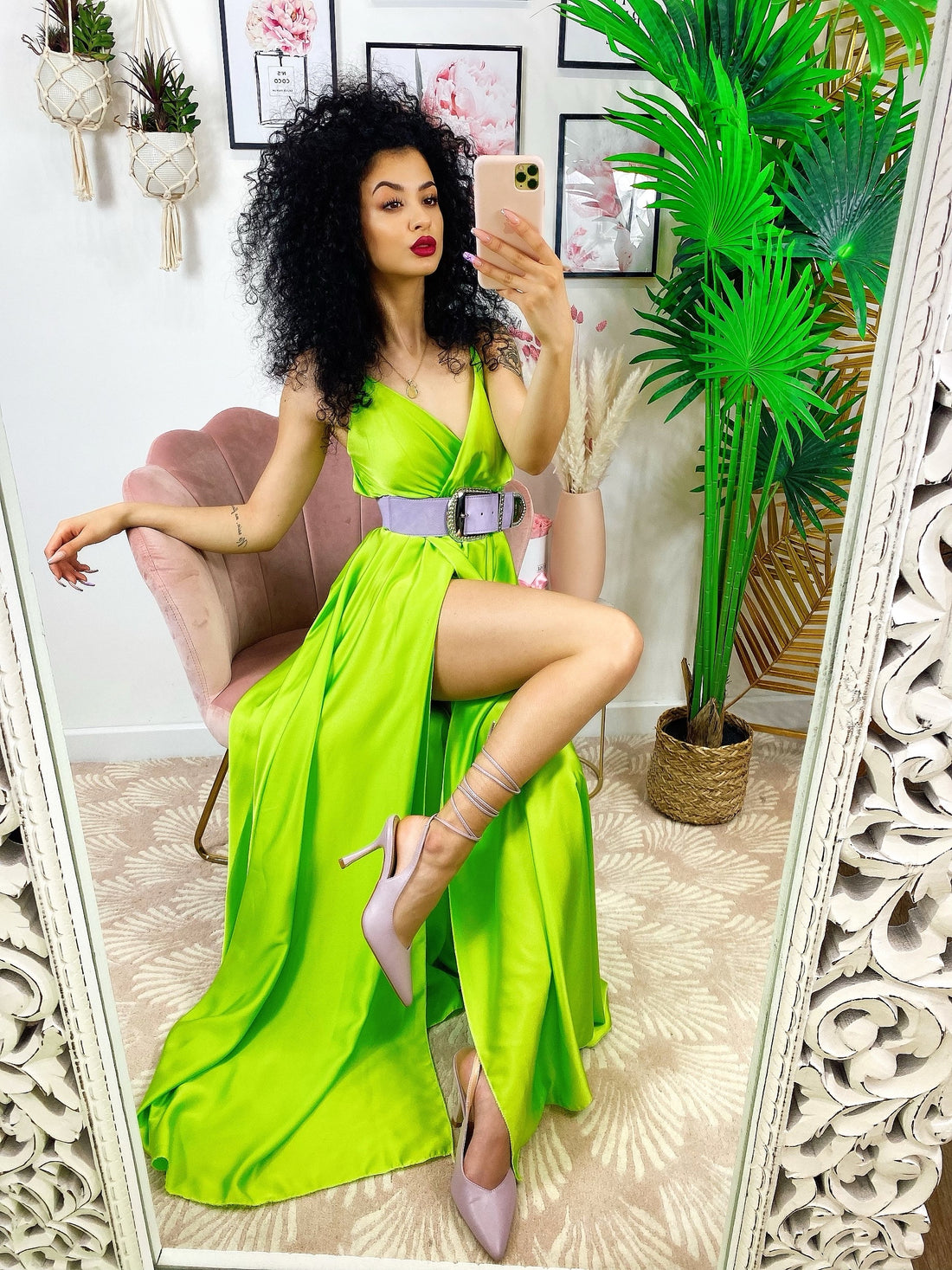 Abito in raso con maxi spacco verde acido - R.a. Boutique 