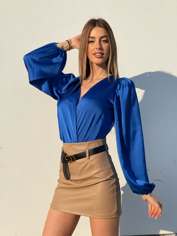 Elektrisch blauer Satin-Body mit V-Ausschnitt