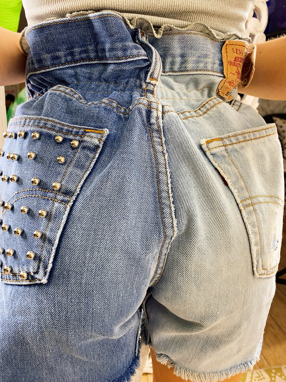 Short Vintage Levi’s jeans mezzo chiaro mezzo scuro con borchie argento - R.a. Boutique 