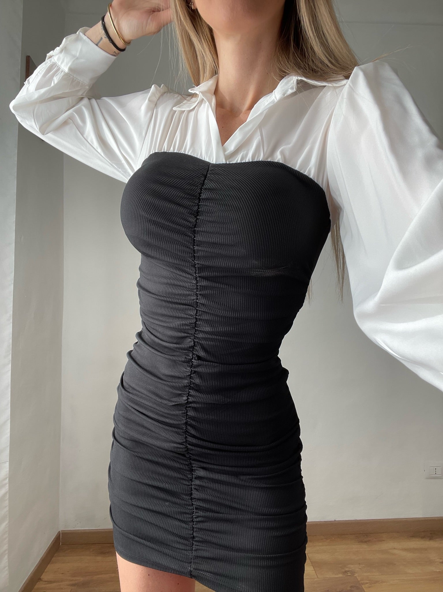 Abito arricciato nero con camicia - R.a. Boutique 