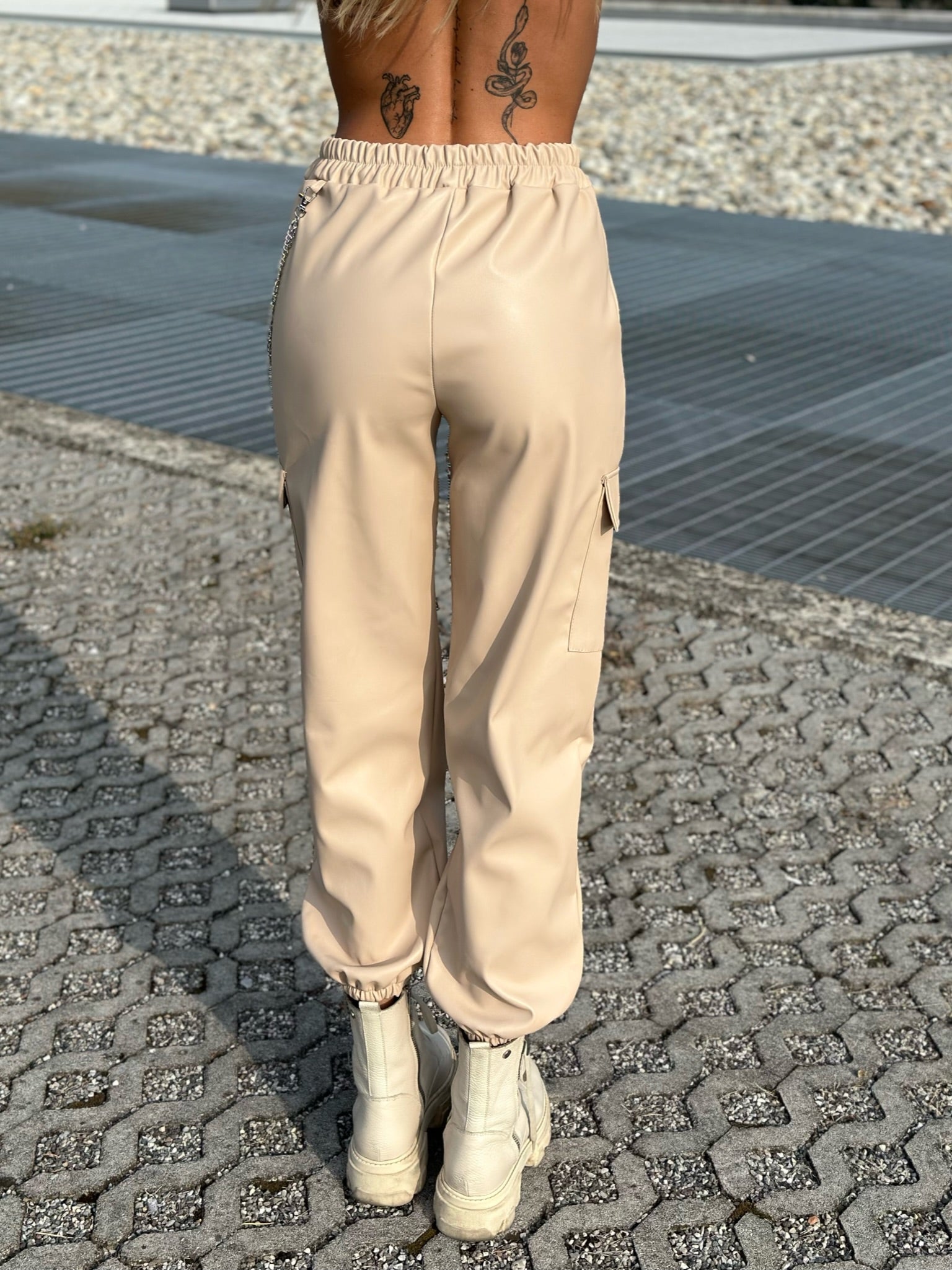 Pantalone in ecopelle con catenina beige - R.a. Boutique 