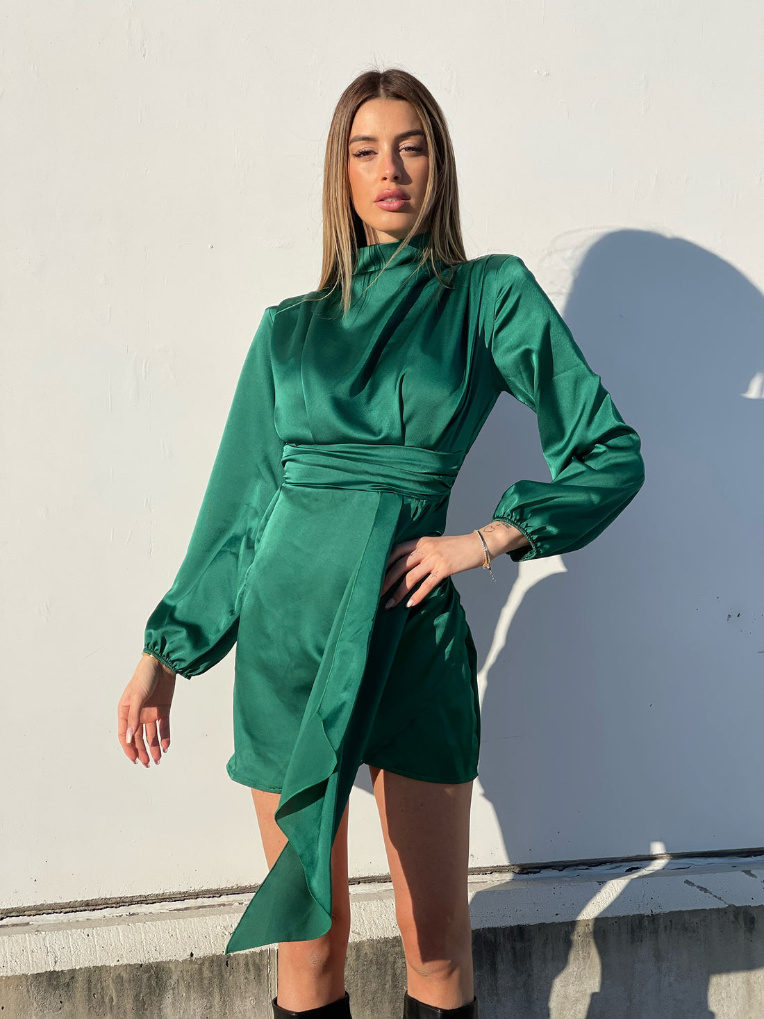 Abito in raso con fusciacca verde smeraldo - R.a. Boutique 
