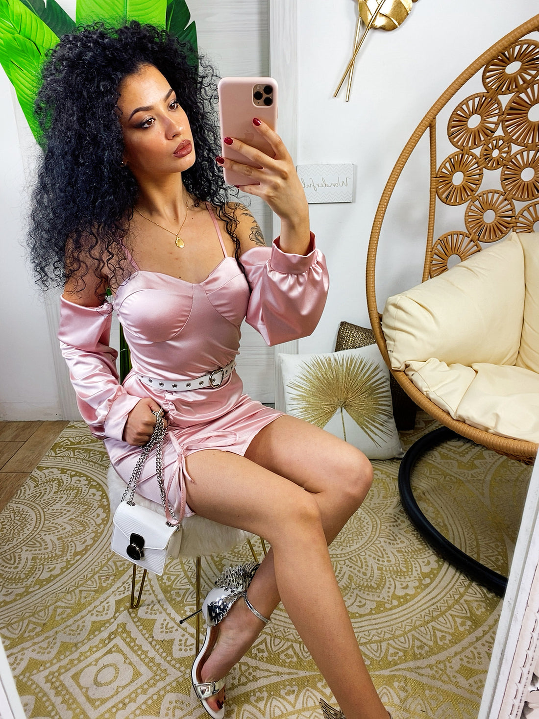 Abito in raso con scollo a barchetta e arricciatura rosa - R.a. Boutique 