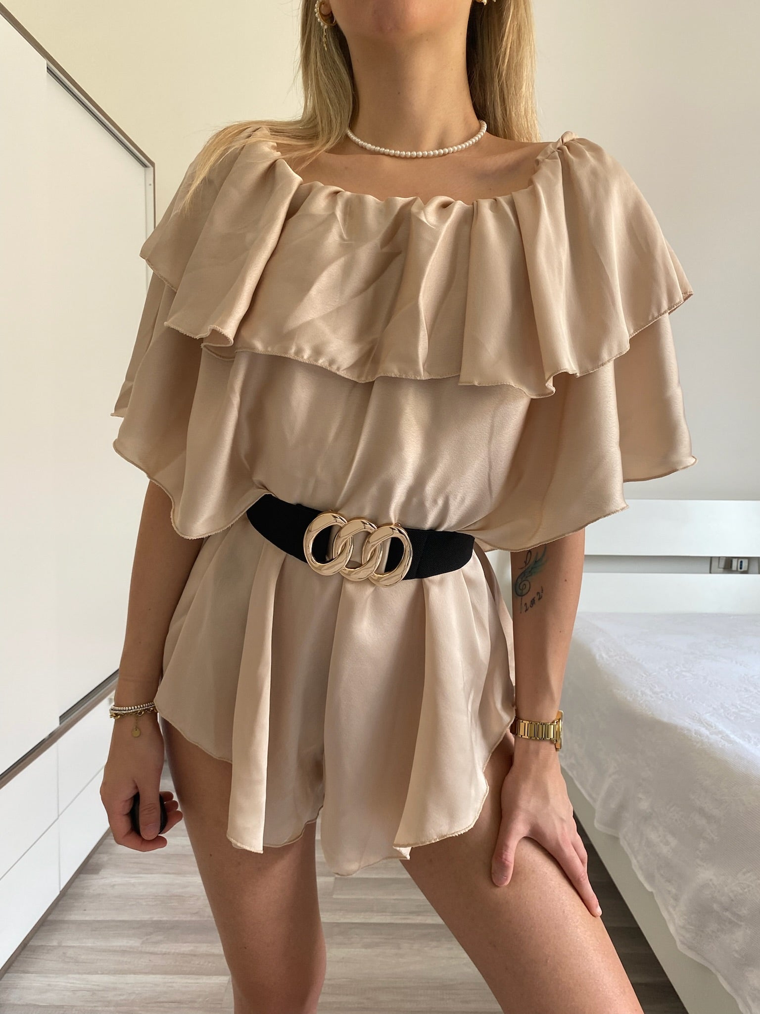 Tutina beige scollo a barchetta e balze - R.a. Boutique 