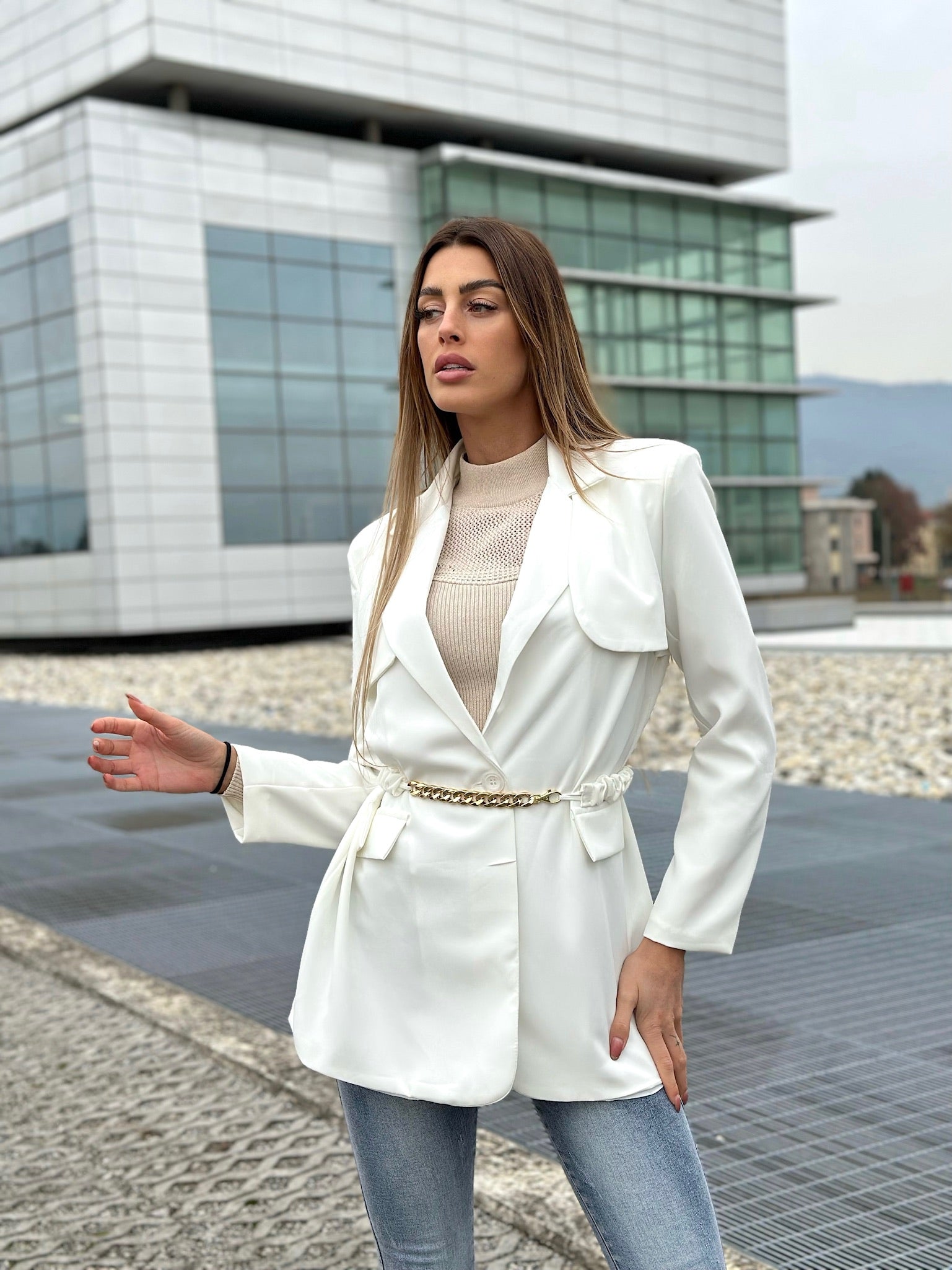 Blazer bianco con cintura - R.a. Boutique 