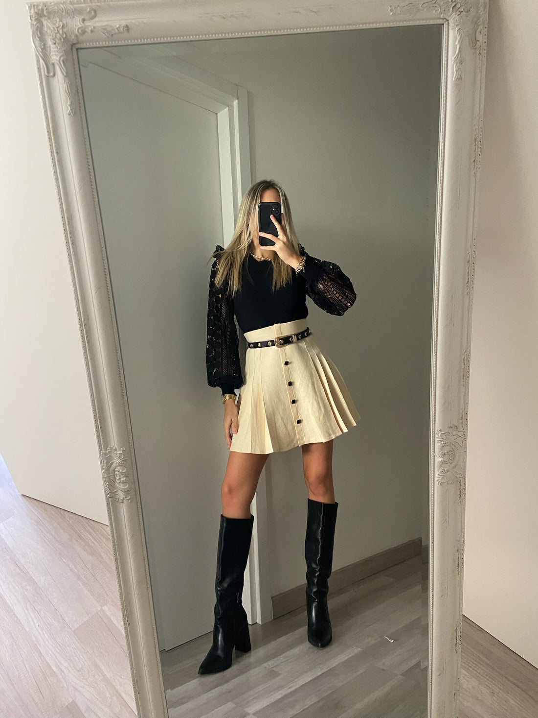 Maglioncino nero con maniche in pizzo - R.a. Boutique 