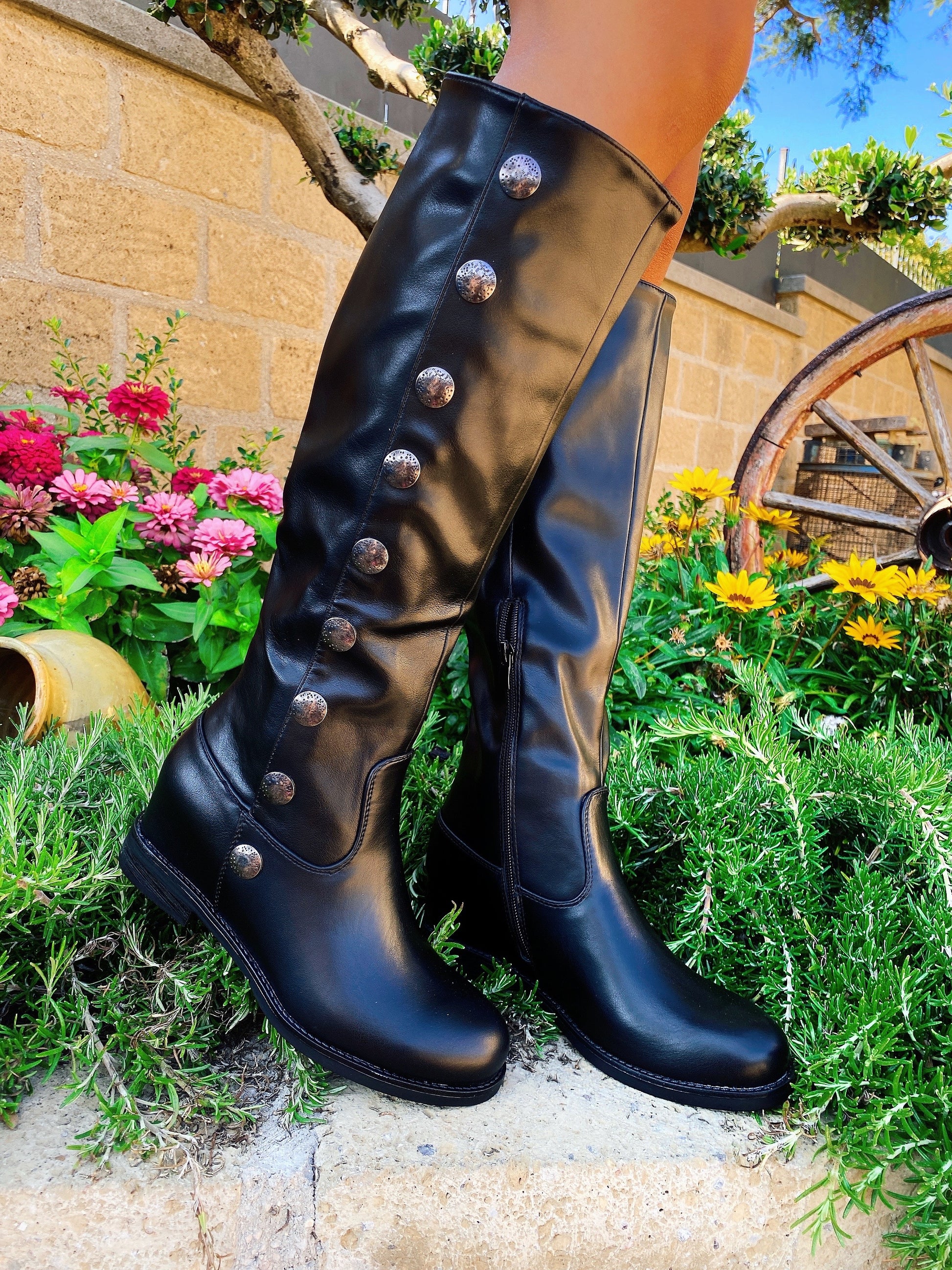 Black boots with studded buttons1