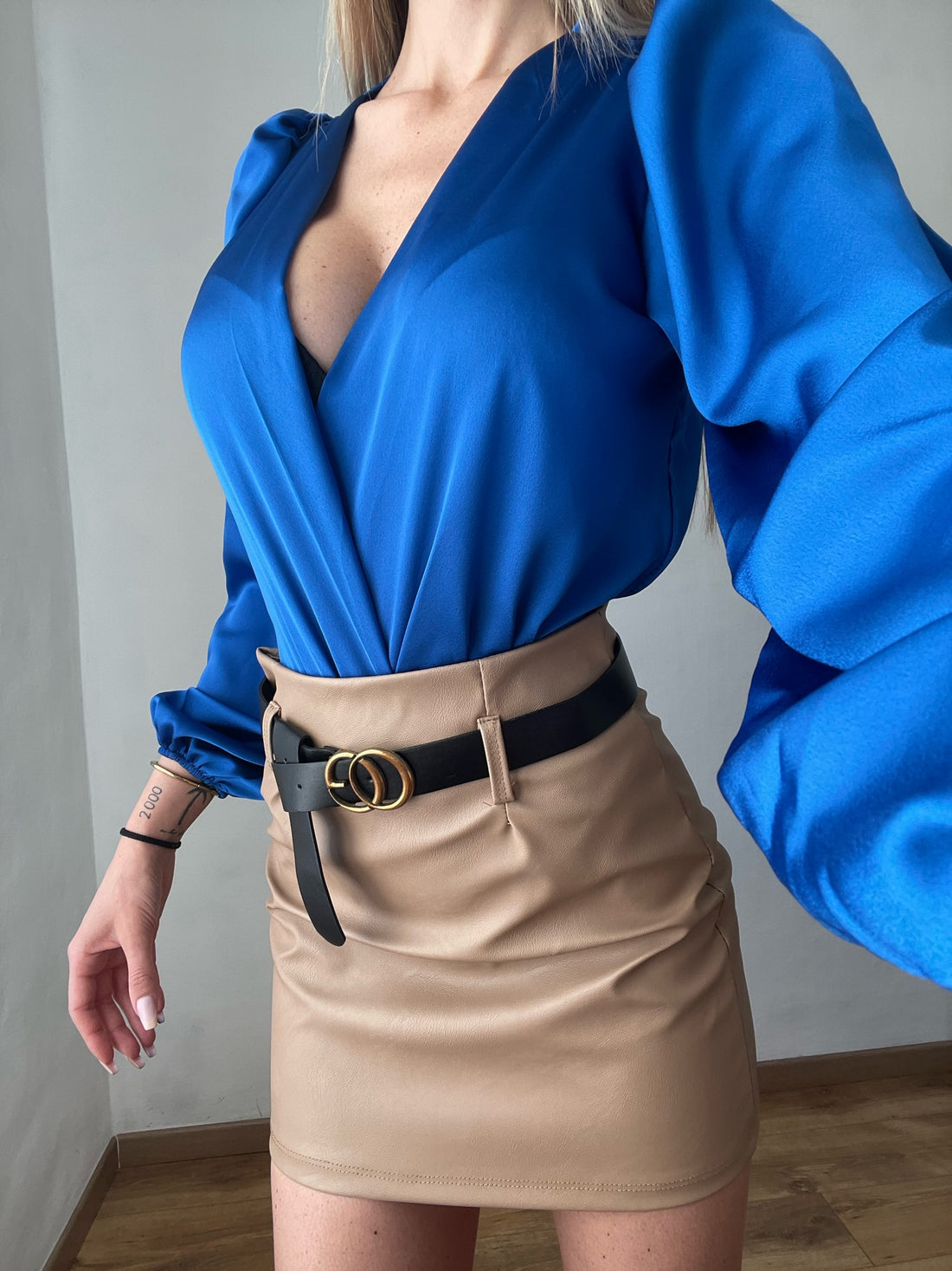 Body in raso scollo a V blu elettrico - R.a. Boutique 