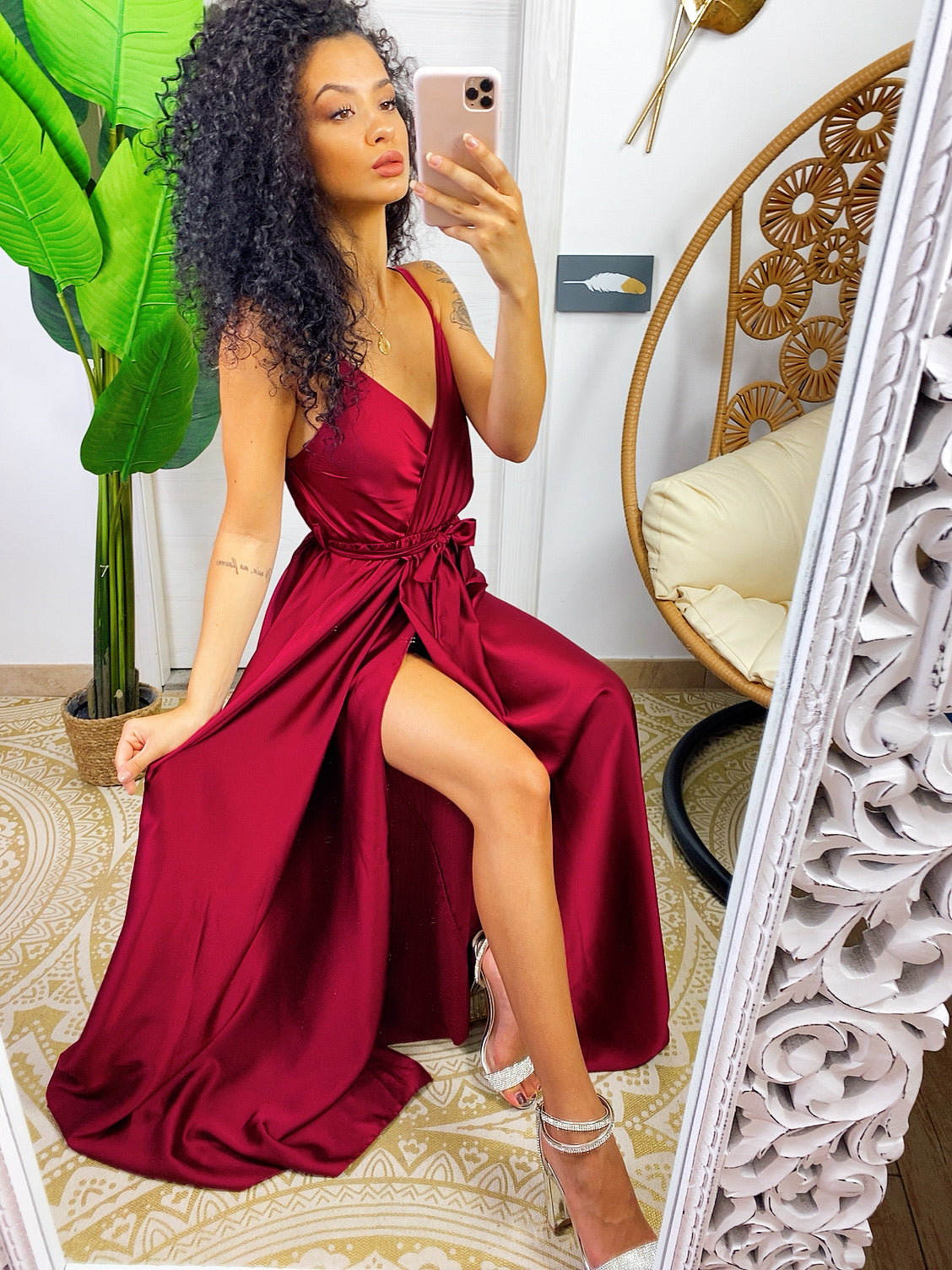 Abito in raso con maxi spacco Bordeaux scuro - R.a. Boutique 