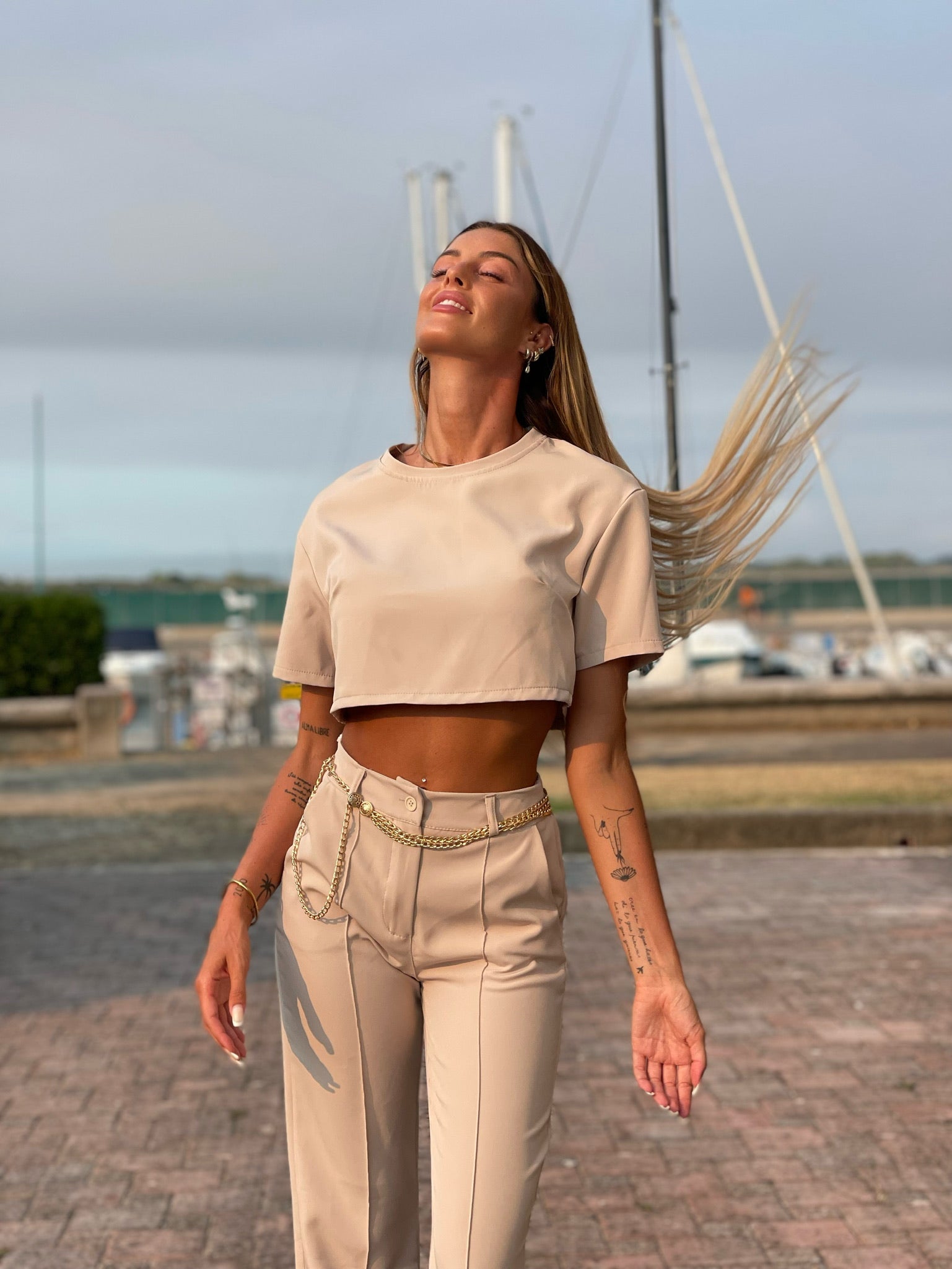 Completo maglia crop e pantalone beige - R.a. Boutique 