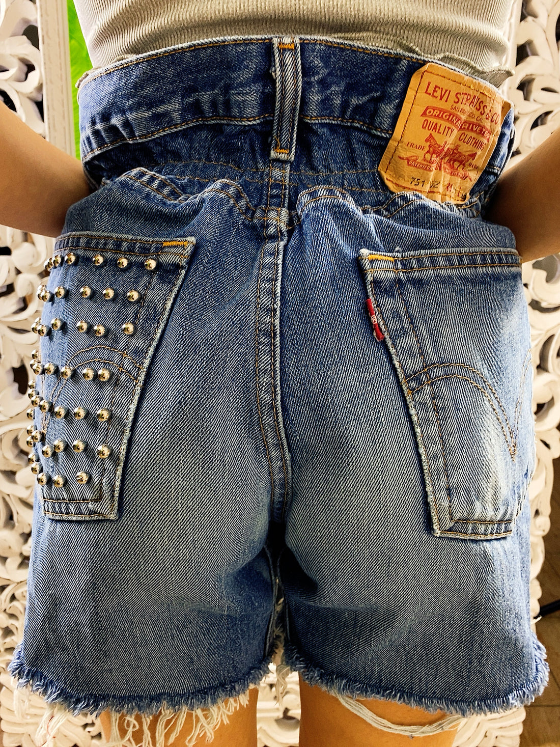 Short Vintage Levi’s jeans medio scuro con borchie argento corto ai lati - R.a. Boutique 