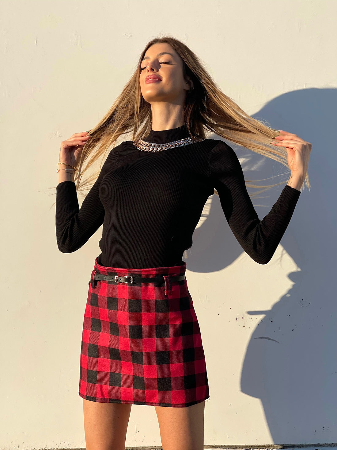 Maglioncino nero con catena oro - R.a. Boutique 