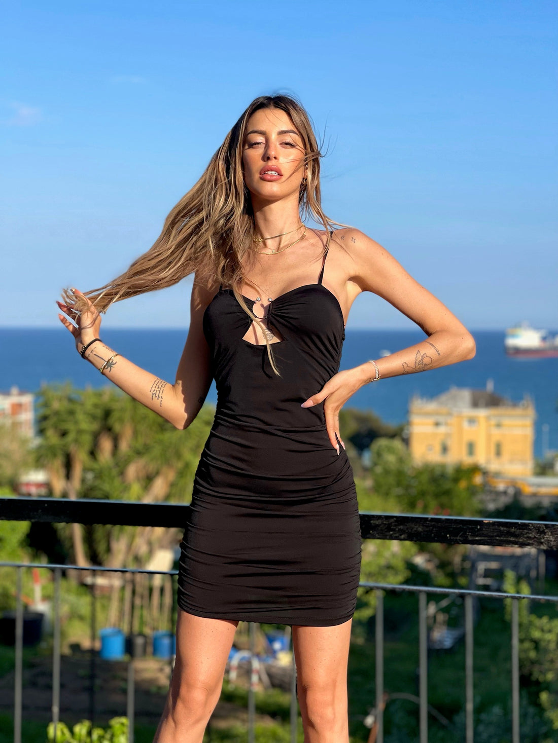 Abito nero semplice con arricciatura - R.a. Boutique 