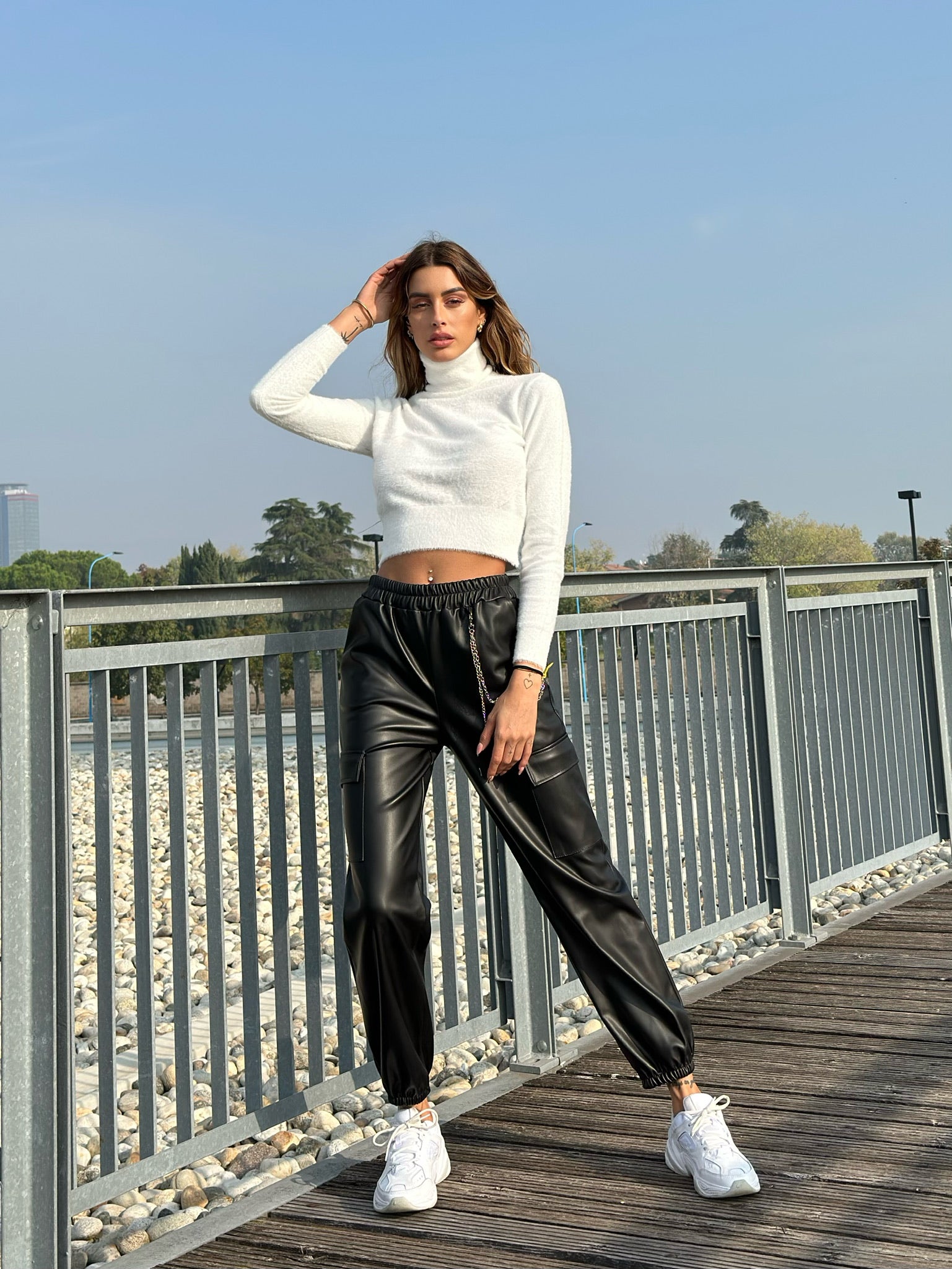 Pantalone in ecopelle con catenina nero - R.a. Boutique 