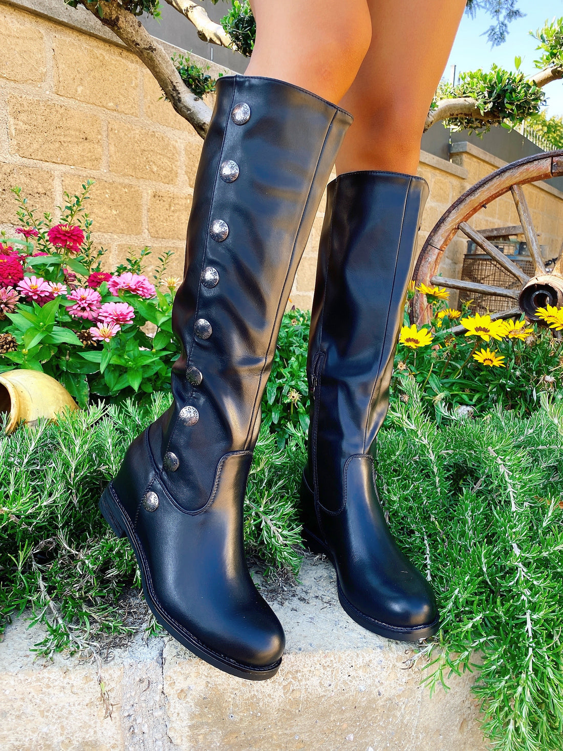 Stivali neri con bottoni borchiati - R.a. Boutique 