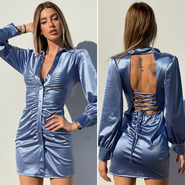 Hellblaues Kleid aus Satin mit offenem Rücken