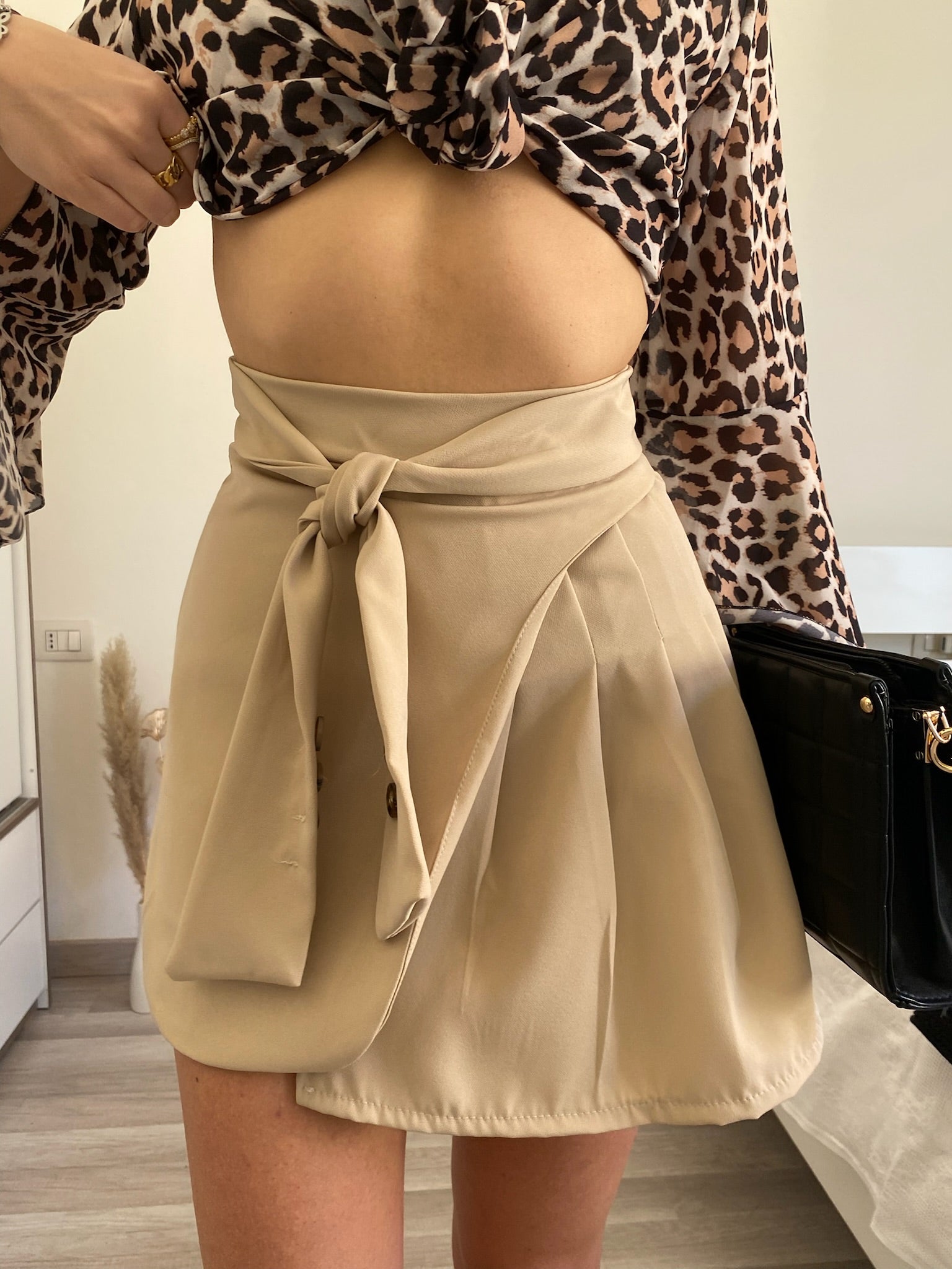 Gonna beige a pieghine con fiocco - R.a. Boutique 