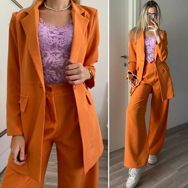 Set aus übergroßer Jacke und orangefarbener Hose