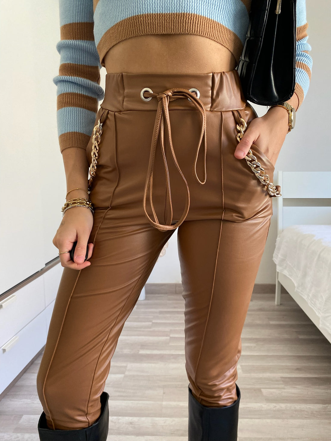 Leggins in eco-pelle con catene Camel - R.a. Boutique 