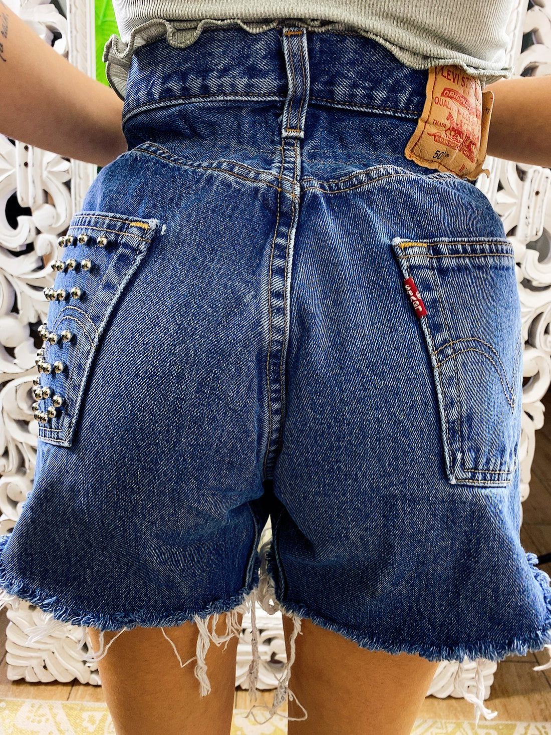 Short Vintage Levi’s jeans medio scuro con borchie argento corto ai lati - R.a. Boutique 