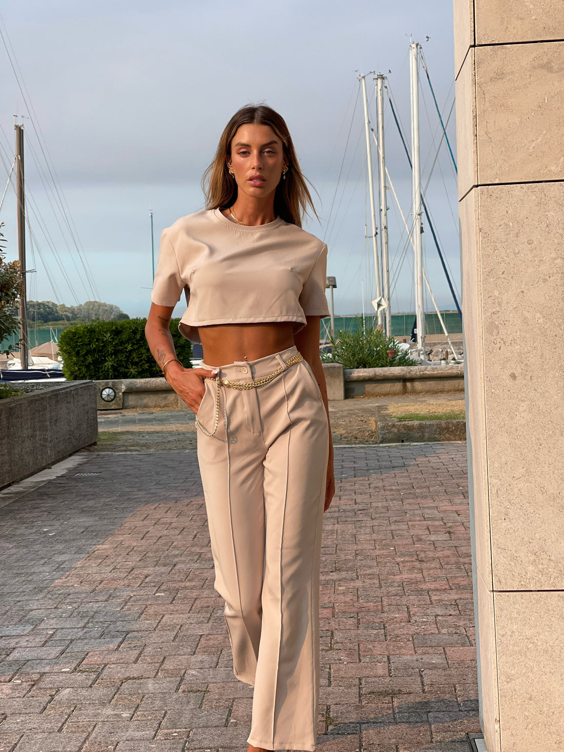 Completo maglia crop e pantalone beige - R.a. Boutique 