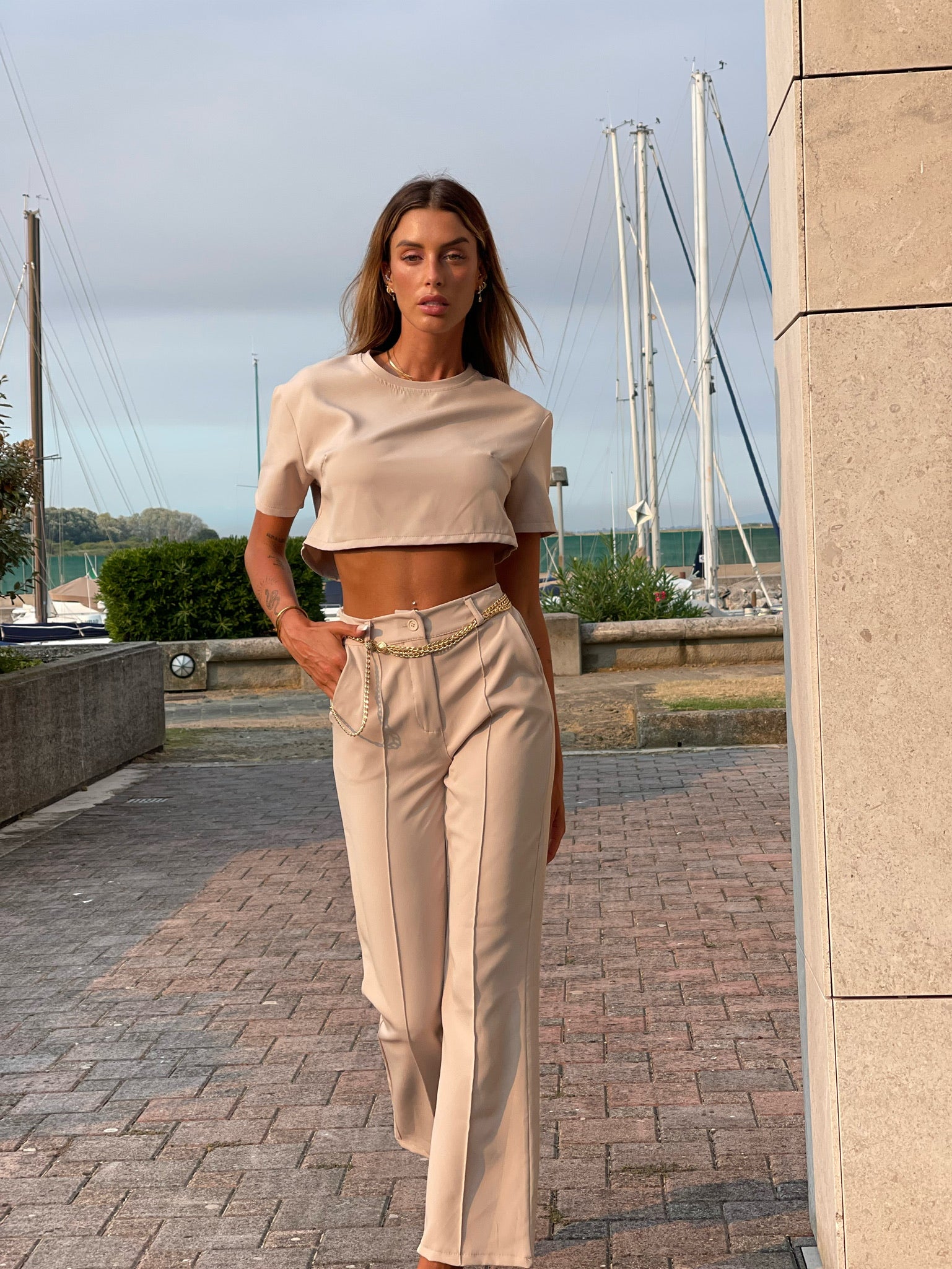 Completo maglia crop e pantalone beige - R.a. Boutique 