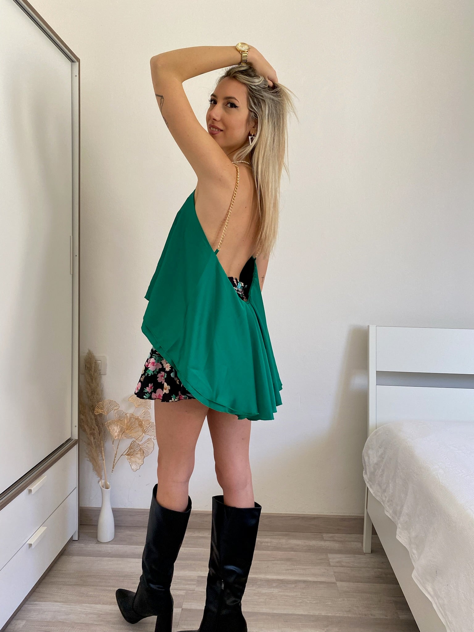 Canotta in raso verde spalline in catena - R.a. Boutique 