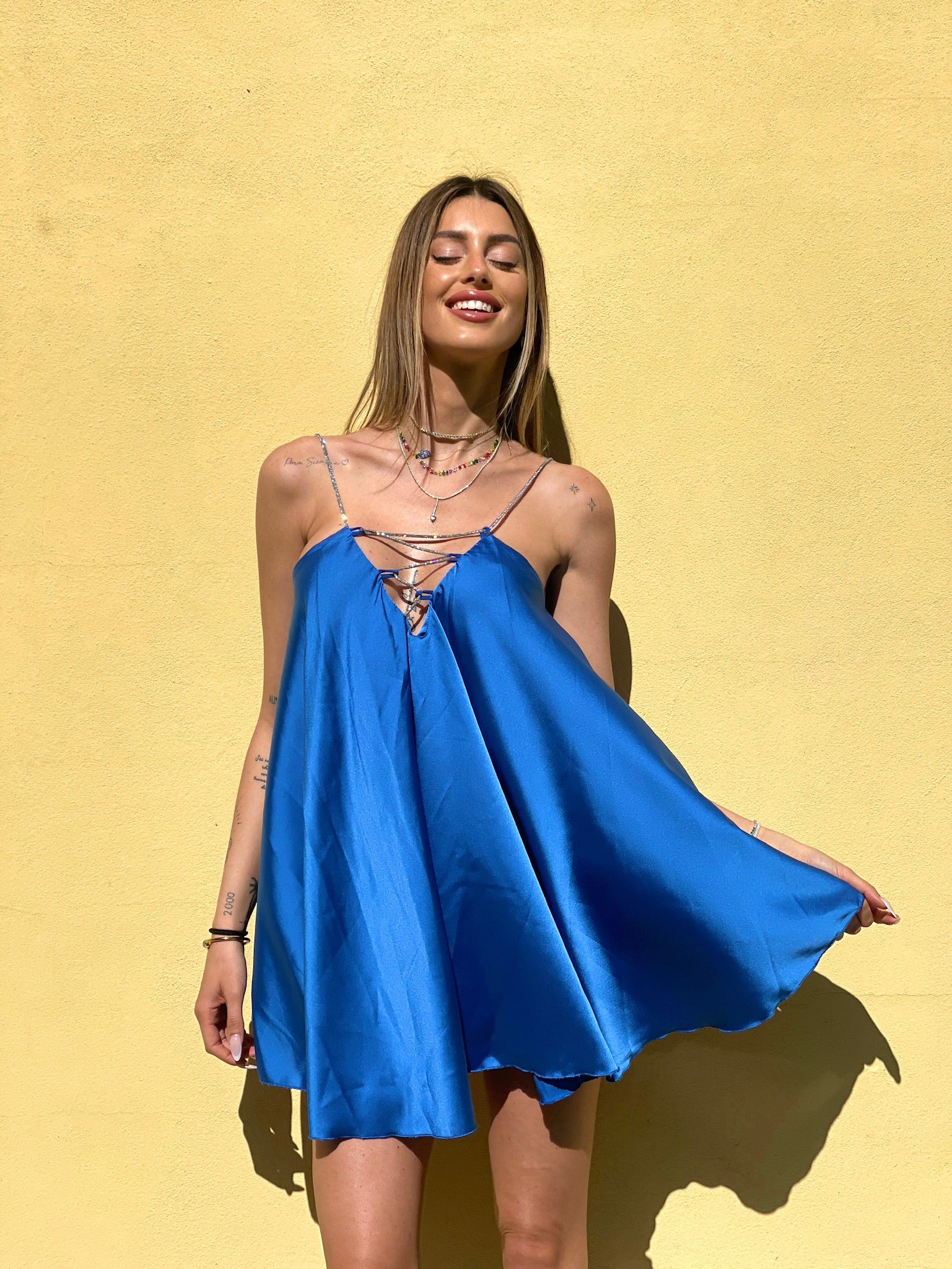 Abito in raso blu elettrico con punto luce - R.a. Boutique 