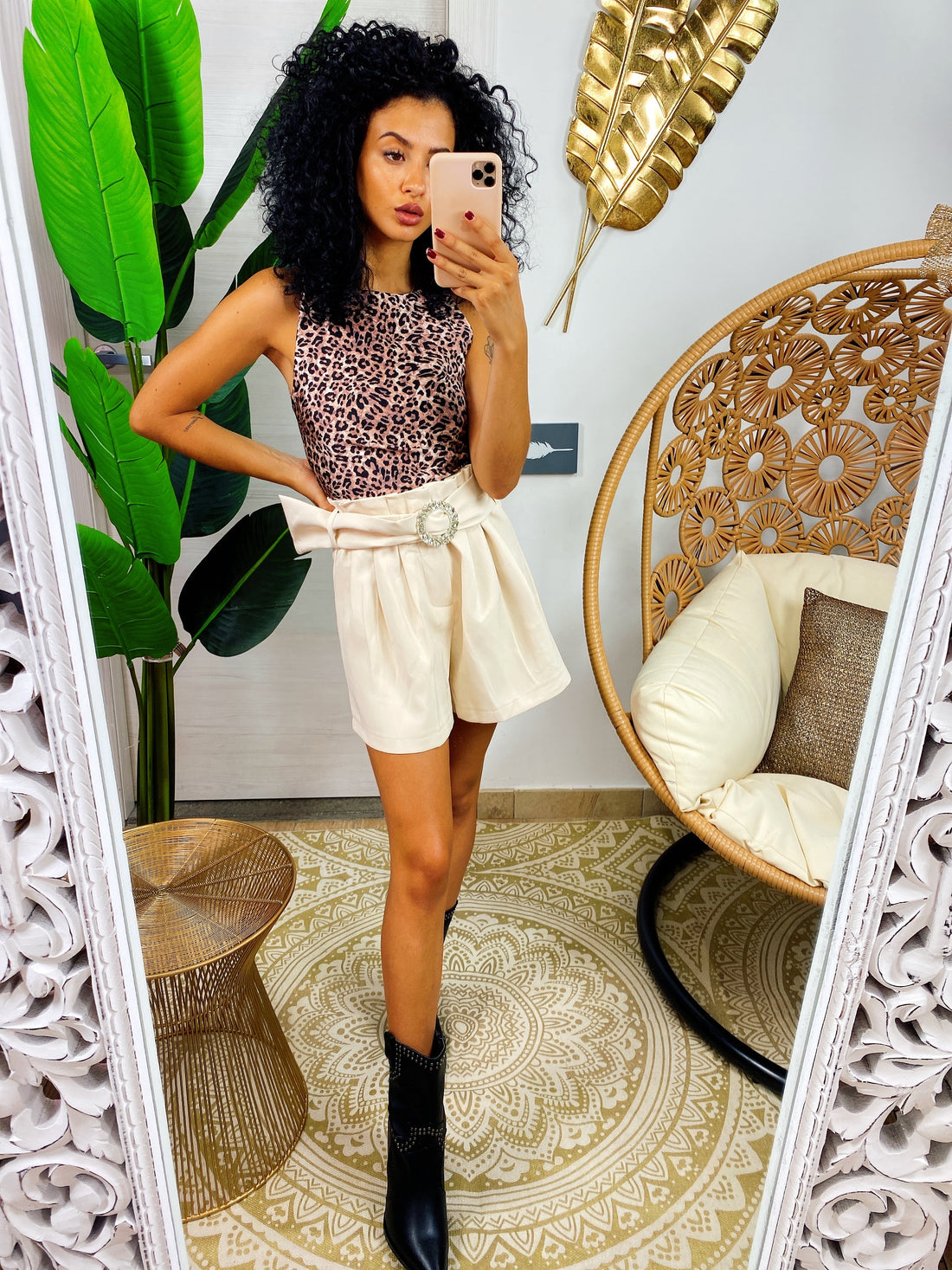 Short beige con cintura gioiello - R.a. Boutique 