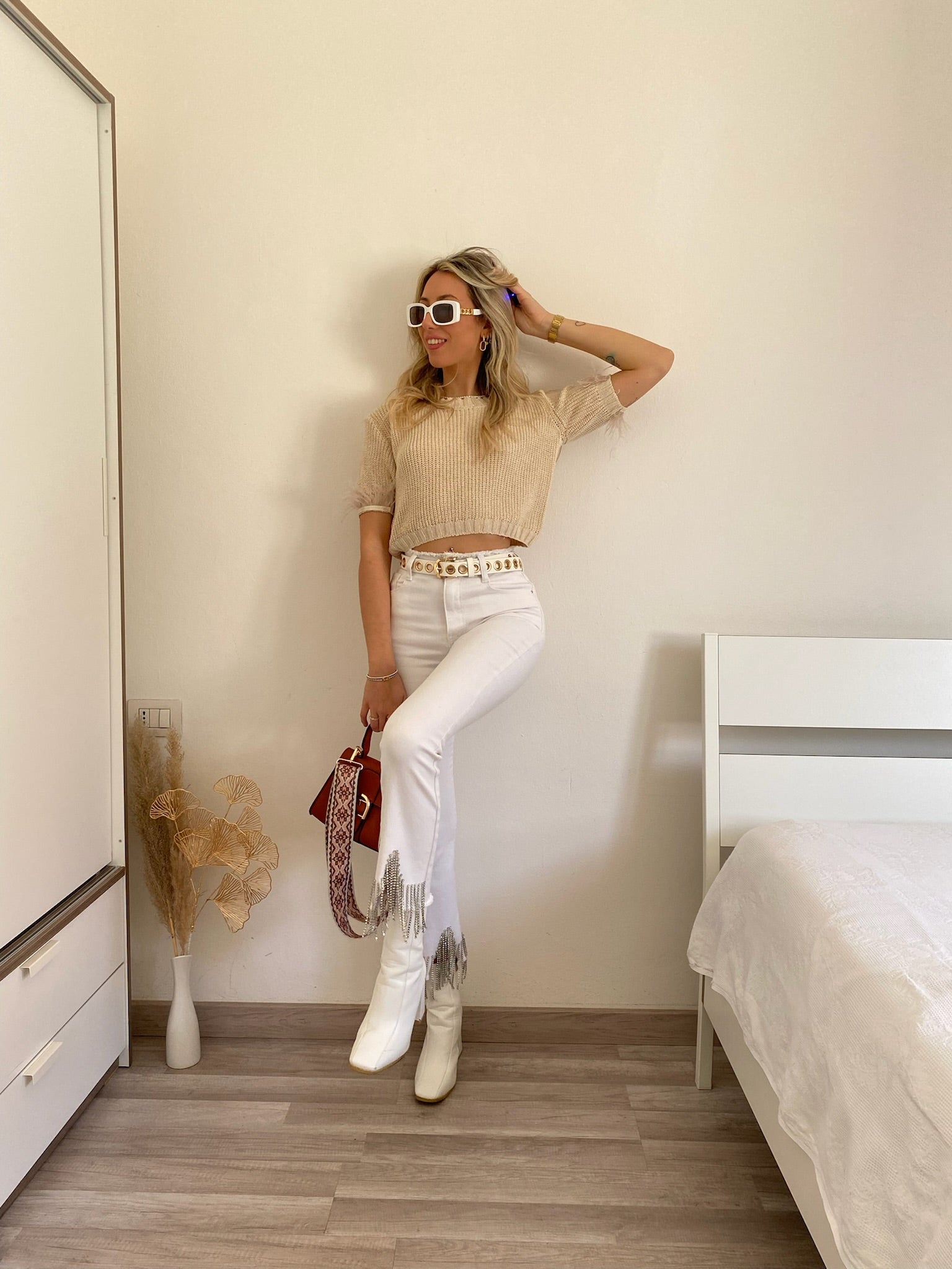 Maglioncino crop beige con piume - R.a. Boutique 
