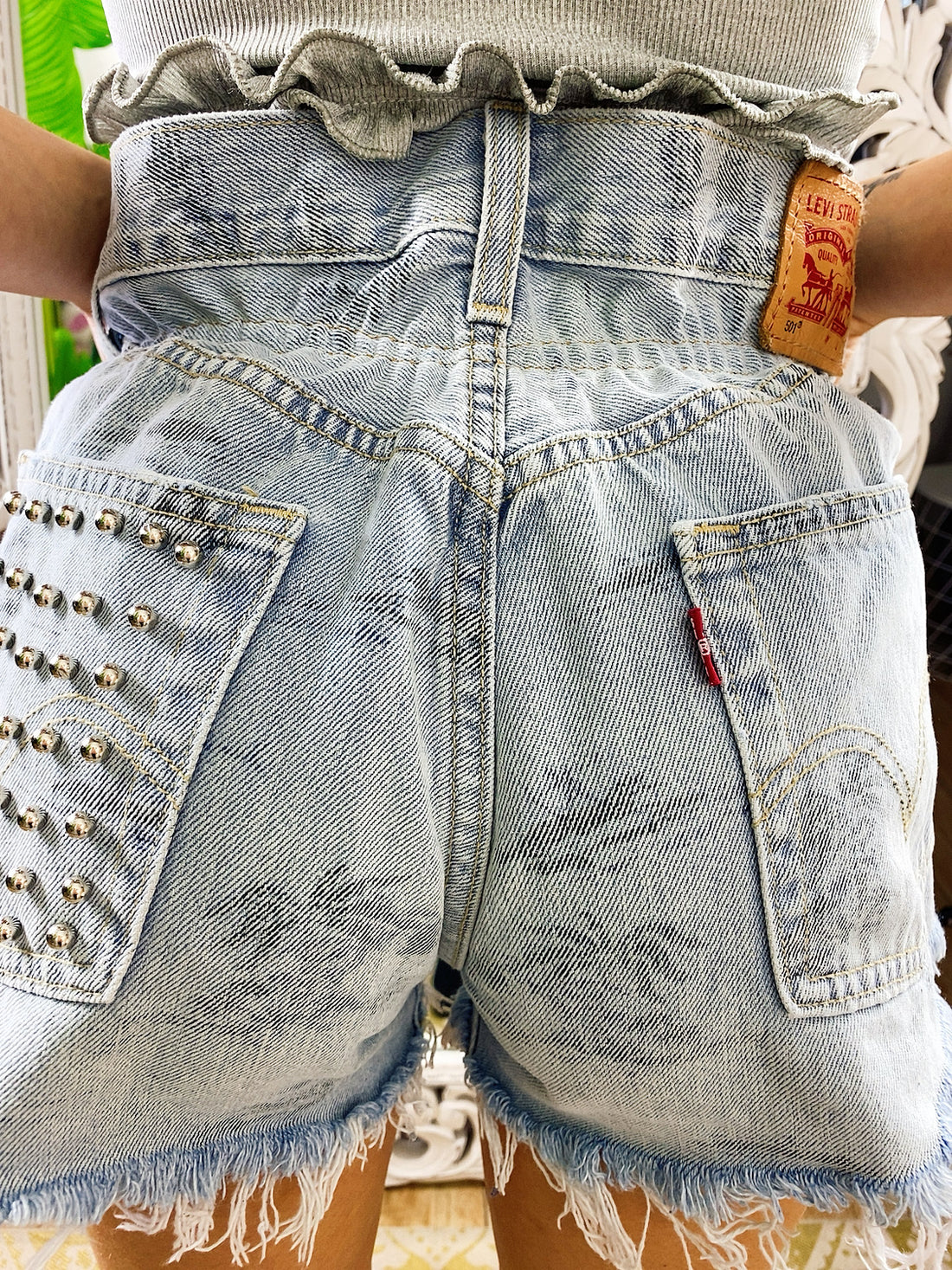 Short Vintage Levi’s jeans chiaro con palme e borchie argento - R.a. Boutique 
