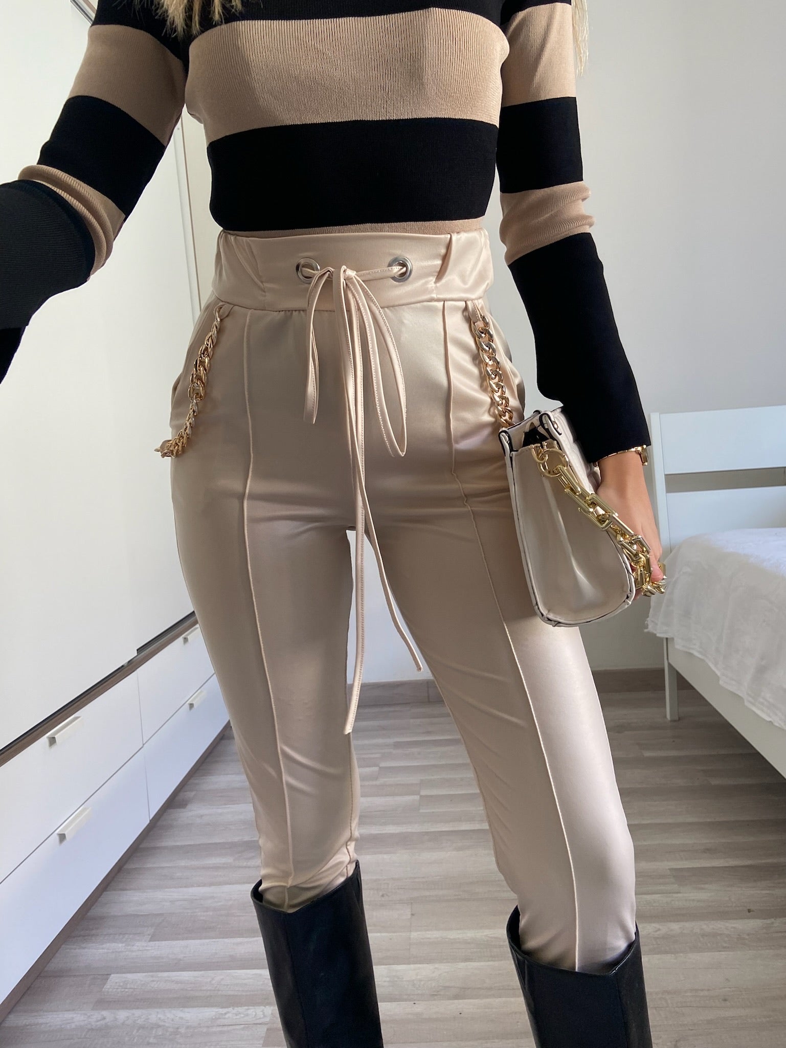 Leggins in eco-pelle con catene beige - R.a. Boutique 