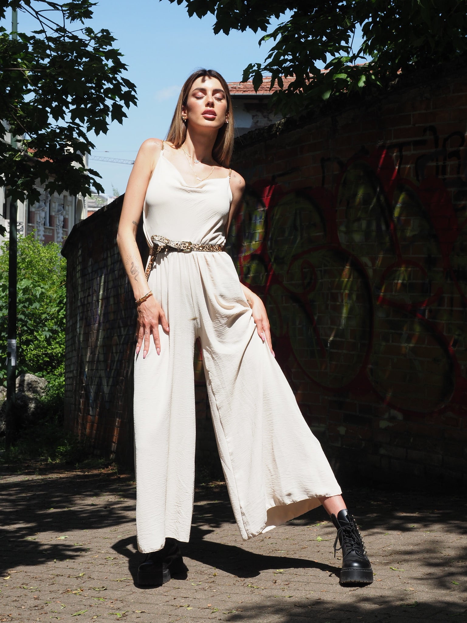 Tuta beige a palazzo spalline in catena - R.a. Boutique 