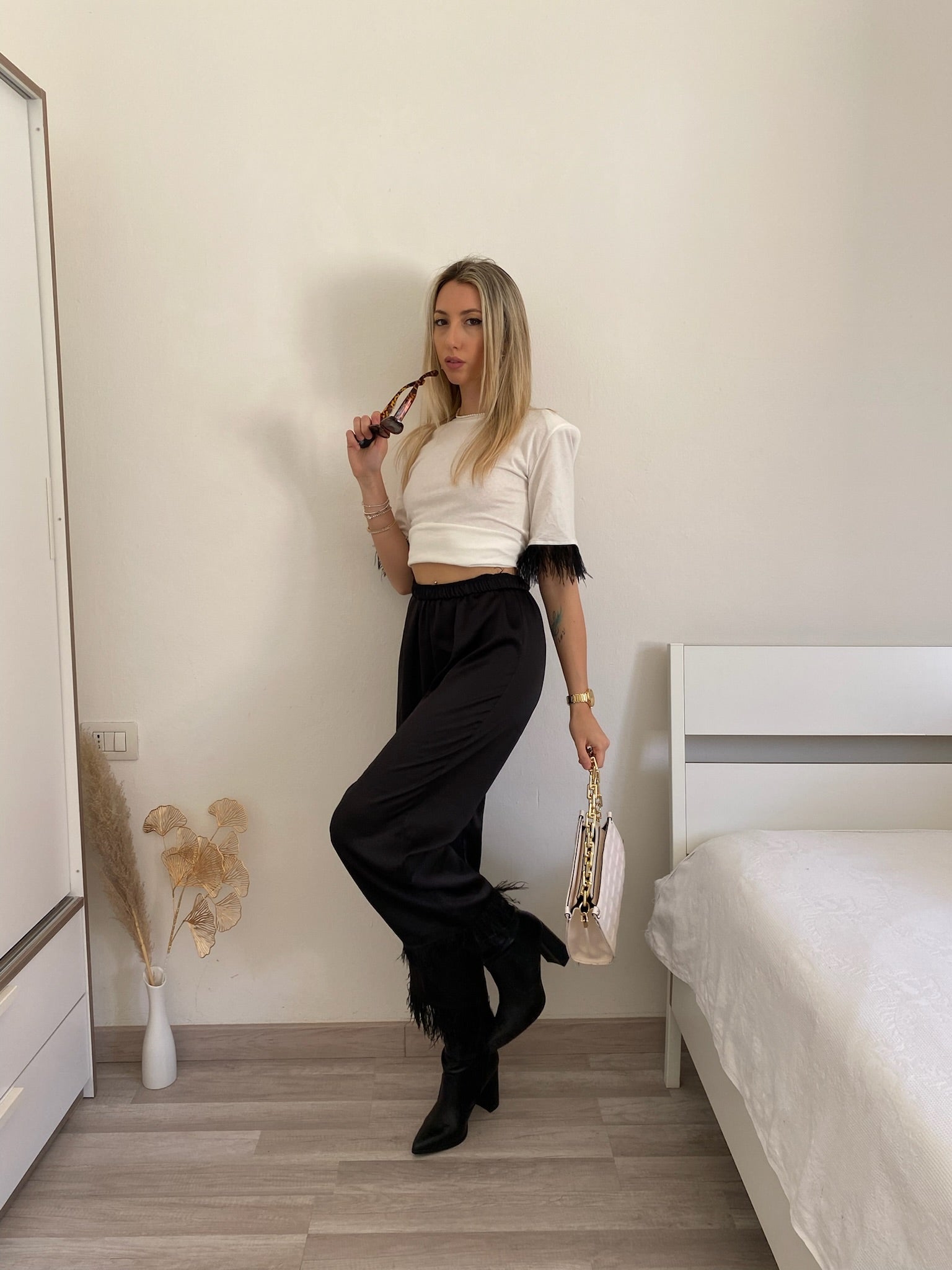 T-shirt con piume nere - R.a. Boutique 