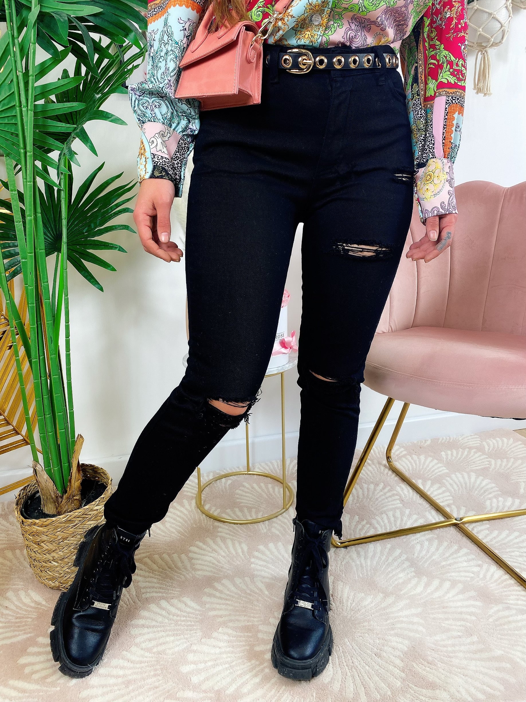 Jeans Nero con strappo sul lato B - R.a. Boutique 