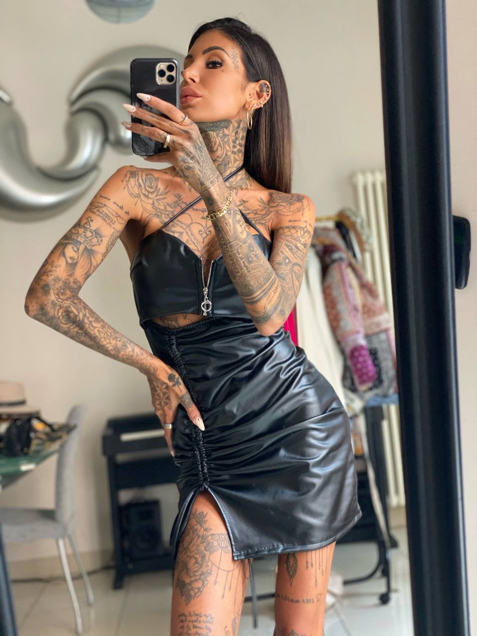 Abito in eco pelle con zip e arricciature - R.a. Boutique 