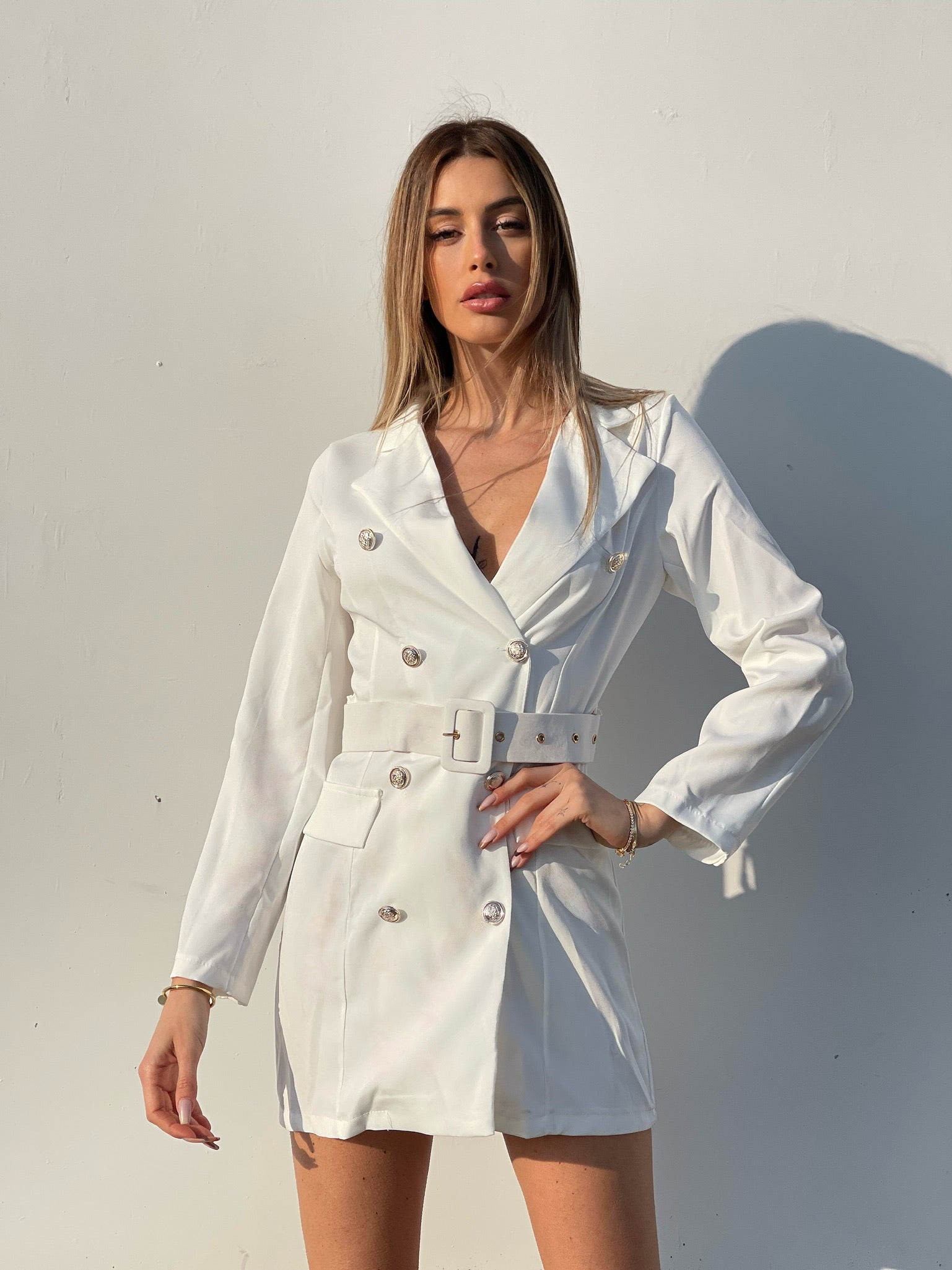 Abito a blazer bianco con bottoni e cintura - R.a. Boutique 