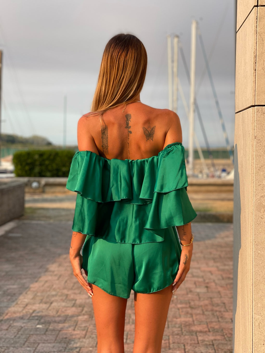 Tutina verde scollo a barchetta e balze - R.a. Boutique 