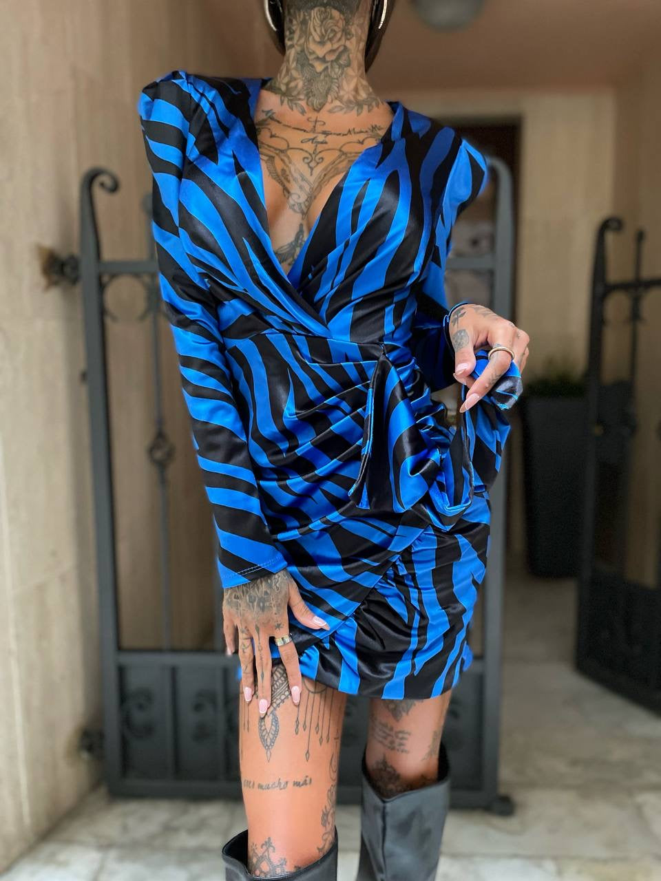 Abito zebrato con Rouches blu elettrico nero - R.a. Boutique 