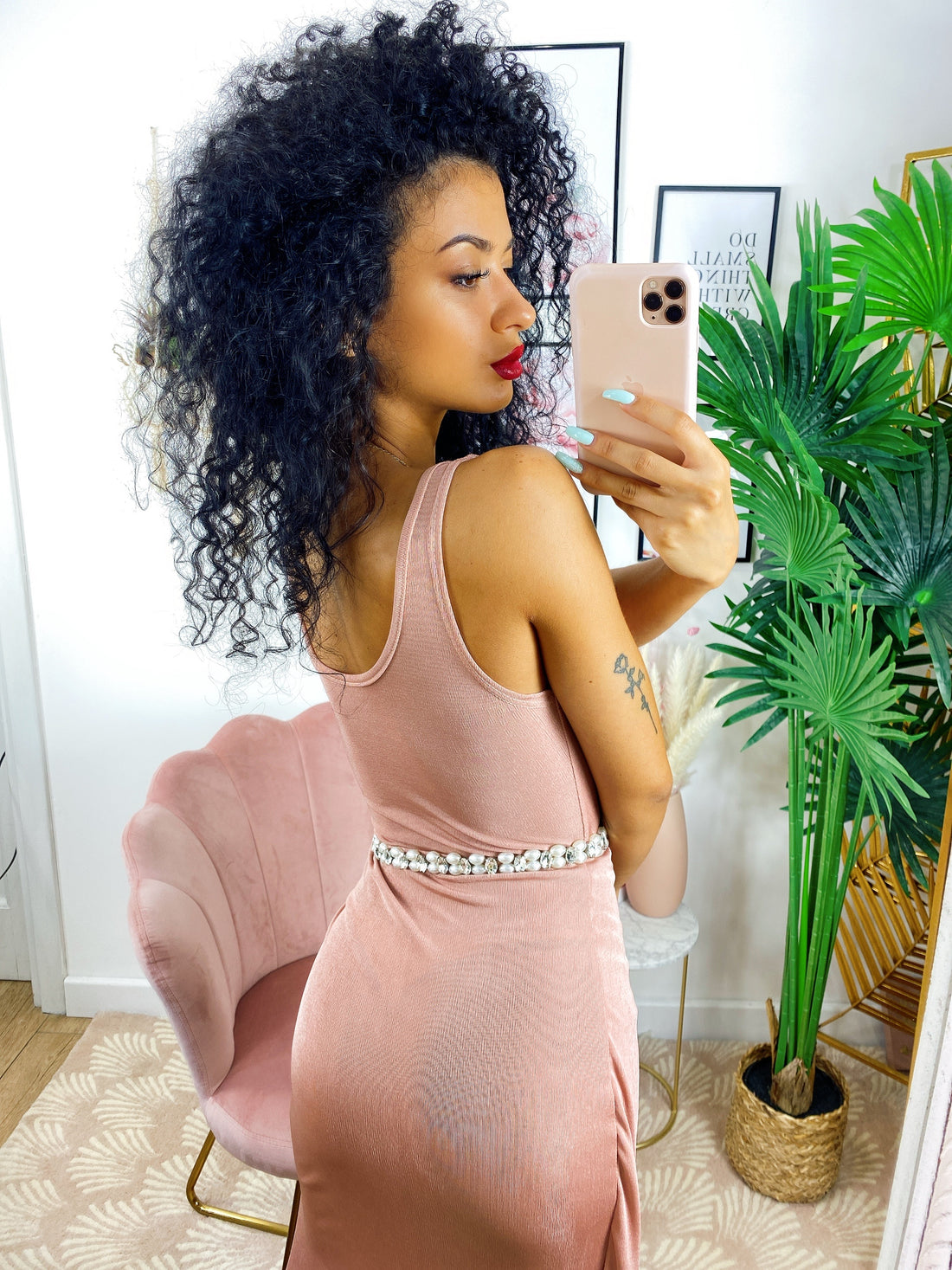 Abito aderente con scollo a V e spacco cipria - R.a. Boutique 