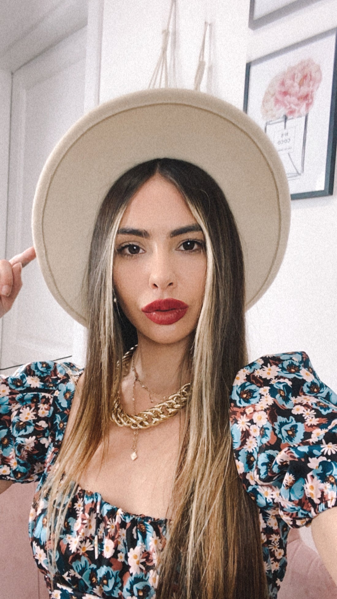 Capello beige con fiocchetto - R.a. Boutique 