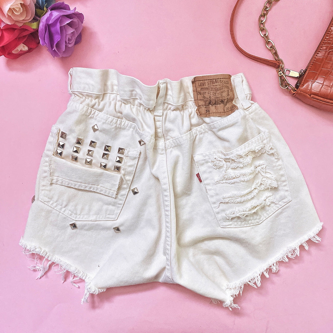 Levi’s Short Vintage bianco con borchie e strappi - R.a. Boutique 