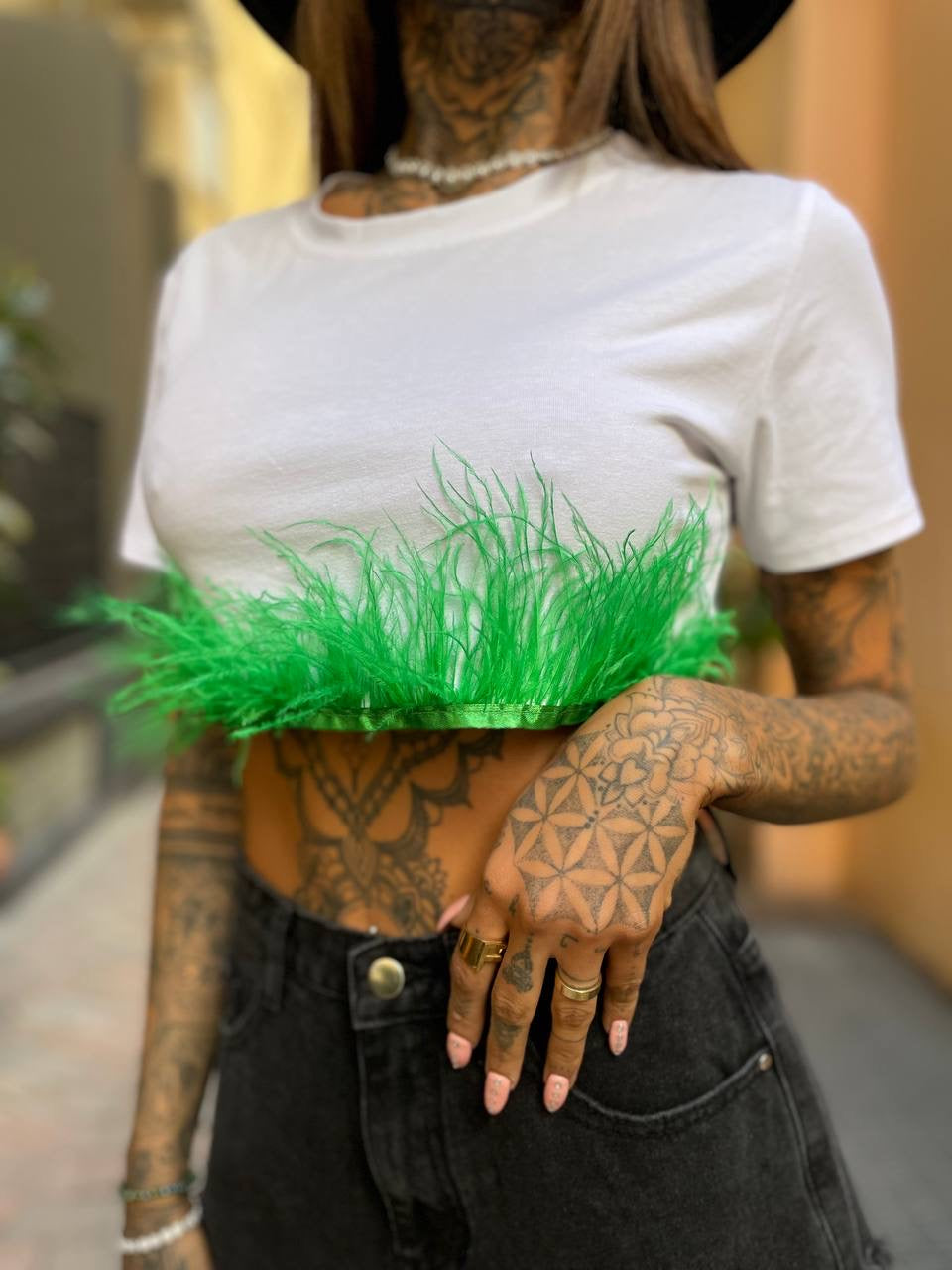 T-shirt crop piume verdi - R.a. Boutique 