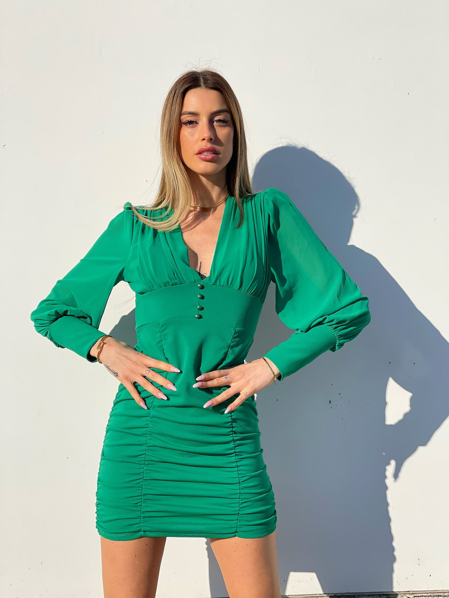 Abito verde smeraldo arricciato con bottoncini - R.a. Boutique 