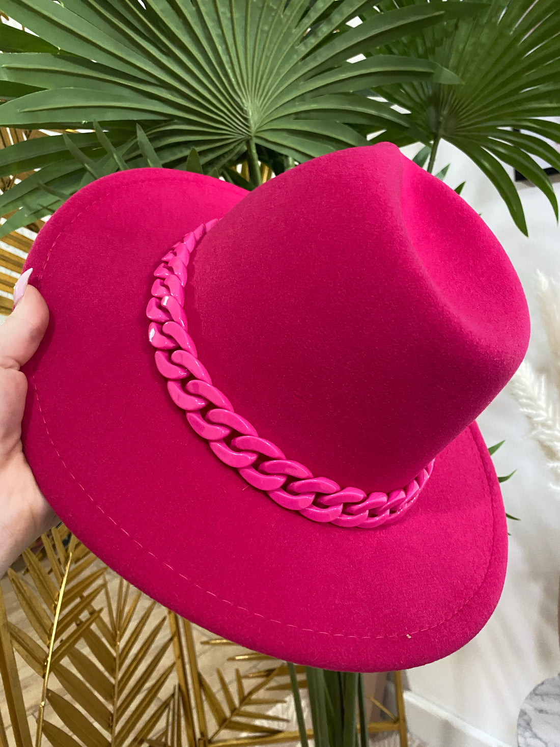 Cappello fuxia con catena - R.a. Boutique 
