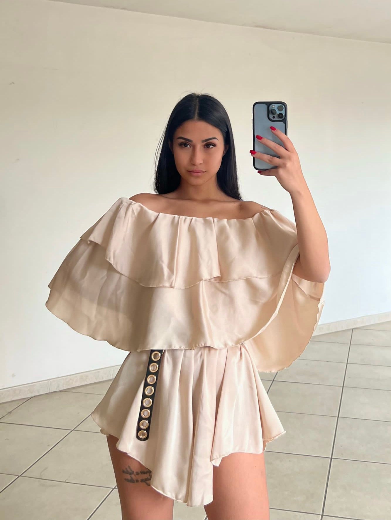 Tutina beige scollo a barchetta e balze - R.a. Boutique 