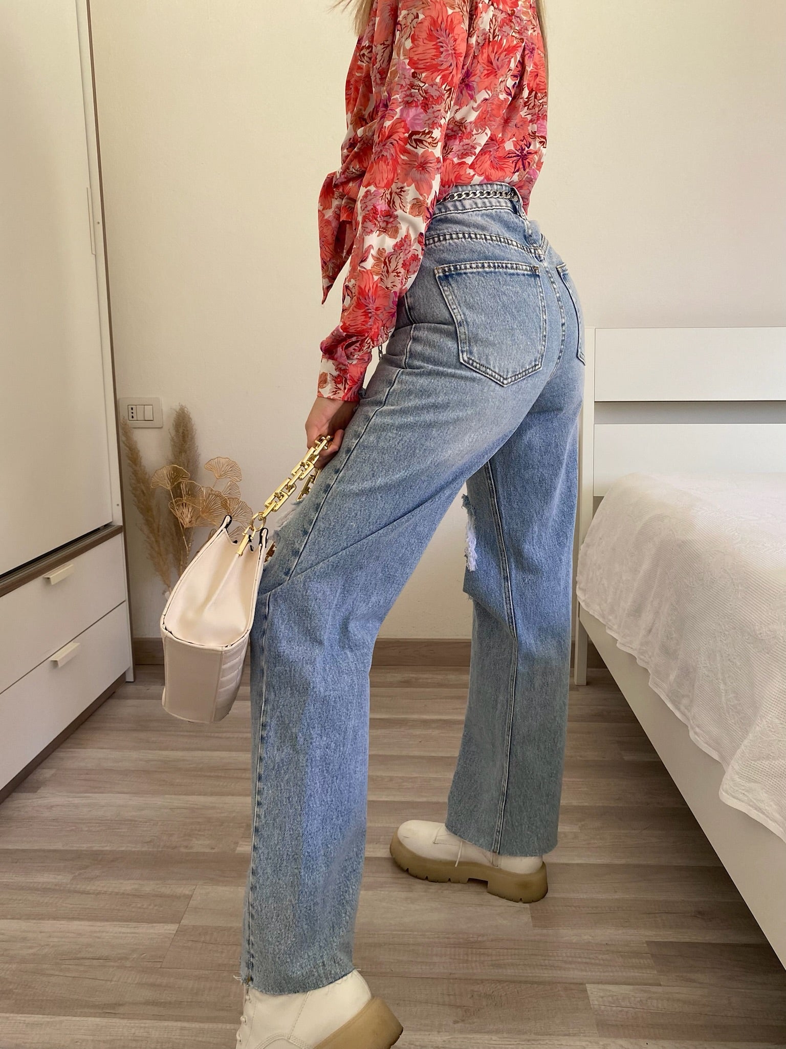 Jeans con strappi e cintura con catene - R.a. Boutique 