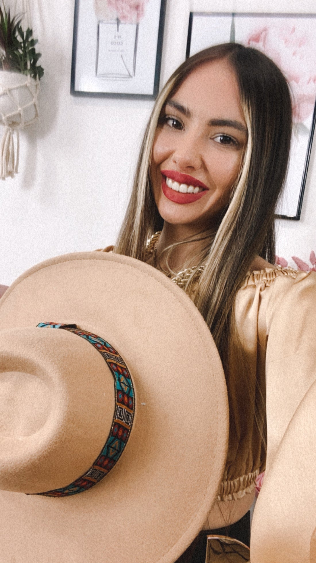 Capello beige con fascia ricamata - R.a. Boutique 