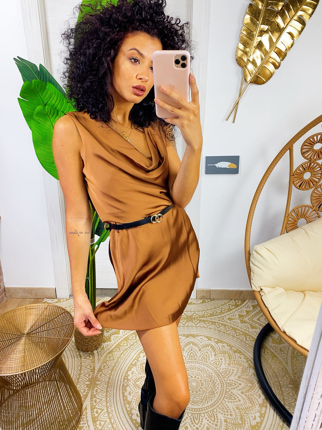 Abito in raso Camel semplice con cintura - R.a. Boutique 